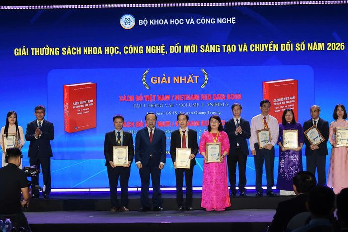  Nhóm tác giả đạt giải Nhất tại Giải thưởng Sách khoa học, công nghệ, đổi mới sáng tạo và chuyển đổi số. Ảnh: Bộ KH&CN. 