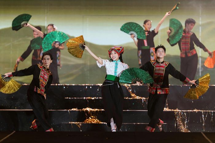Concert tạo điểm nhấn nhờ sân khấu nhiều lớp, hệ thống hình ảnh được đầu tư.