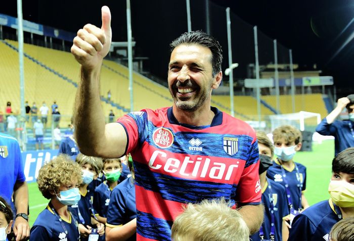  Buffon và Del Piero chọn ở lại Juventus, bất chấp việc CLB phải chơi một mùa ở giải hạng hai. 