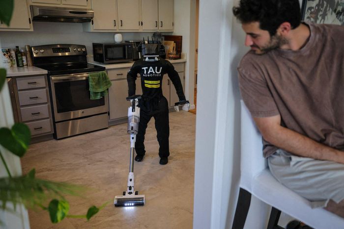  Robot hình người lau sàn một căn hộ ở trung tâm San Francisco, bang California, Mỹ. Những cỗ máy này đang dần được thử nghiệm ngoài nhà máy, với các công việc thường ngày như dọn dẹp nhà cửa, dù khả năng xử lý những nhiệm vụ phức tạp vẫn còn hạn chế. 