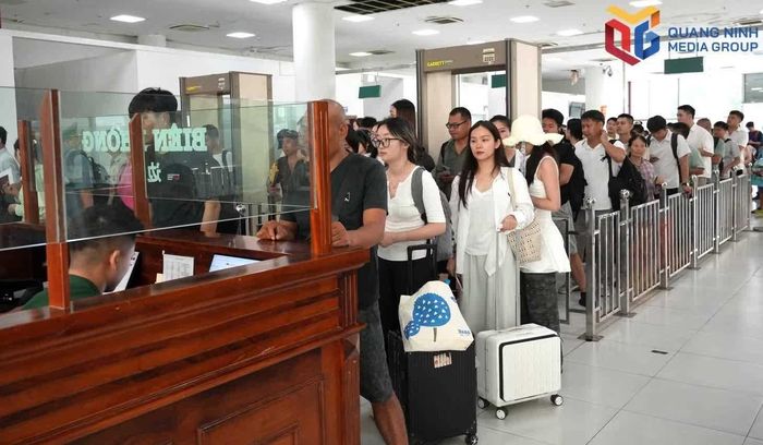  Du khách Trung Quốc hoàn tất thủ tục nhập cảnh tại Cửa khẩu Quốc tế Móng Cái (khu vực cầu Bắc Luân II). Ảnh: Cổng thông tin điện tử thành phố Quảng Ninh. 