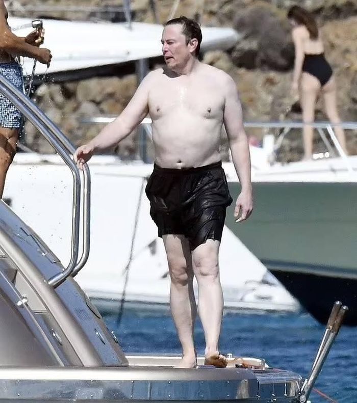  Elon Musk từng gây chú ý về vóc dáng hồi năm 2022. Ảnh: Backgrid. 