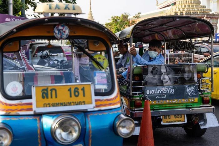  Tài xế tuk-tuk đợi khách trên đường phố Thái Lan. Ảnh: Reuters. 