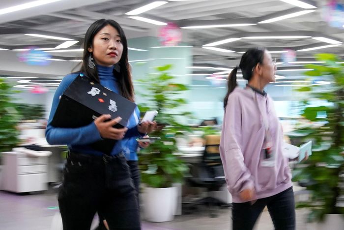 Người trẻ phải cạnh tranh để giữ việc ngay cả sau khi đã trúng tuyển. Ảnh minh họa: Aly Song/Reuters.