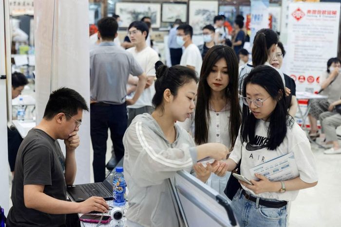Một số nhân sự trẻ Trung Quốc vẫn tiếp tục tìm việc dù đang đi làm vì từng trải qua cảnh bị sa thải bất ngờ. Ảnh minh họa: Thomas Peter/Reuters.