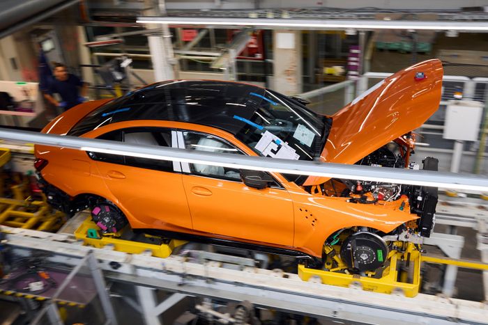  Như thường lệ, mẫu sedan hiệu năng cao này được sản xuất tại nhà máy BMW Group Plant Munich, vốn là nơi ra đời của những chiếc BMW M3 G80 hiện tại từ năm 2020. 