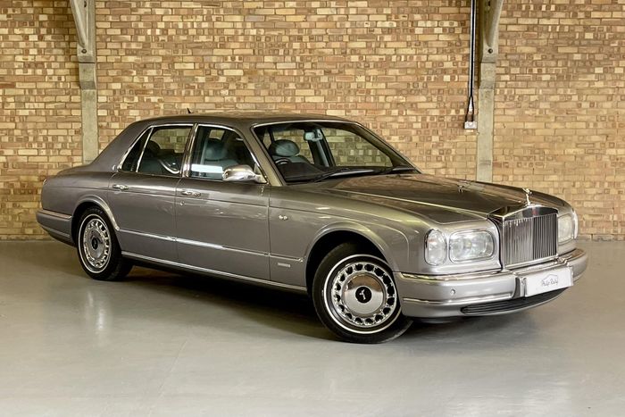 Trong video, CEO Bugatti chỉ vào khoang nội thất của một chiếc Rolls-Royce Silver Seraph cổ điển và nhấn mạnh việc sử dụng da, vật liệu thật và những chi tiết mang tính thủ công.