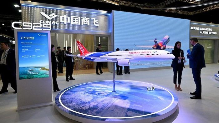  Mô hình máy bay C-929 của COMAC được giới thiệu tại triển lãm hàng không. Ảnh: Reuters. 