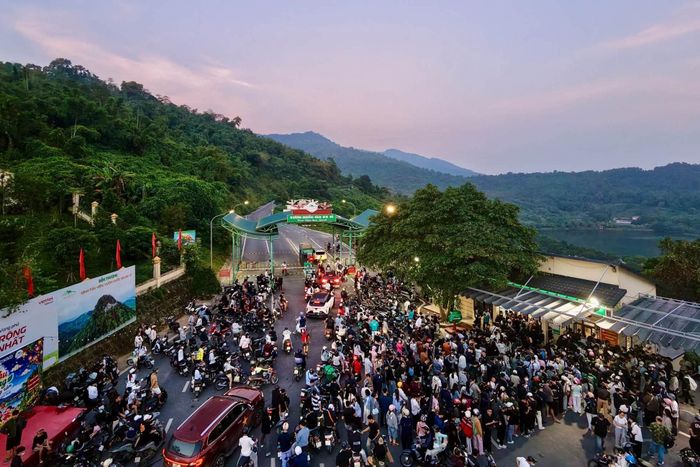Khung cảnh du khách chờ mua vé vào cổng VQG Ba Vì lúc khoảng 5h ngày 3/10 được Quỳnh ghi lại.