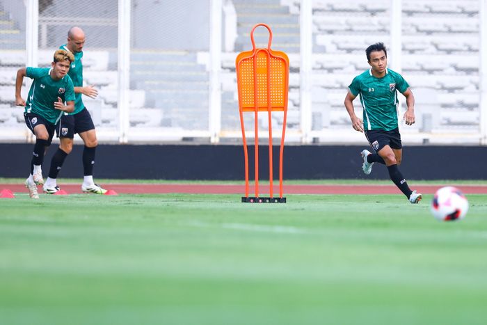 Chanathip (phải) còn sở hữu sự nghiệp hiển hách hơn. Bên cạnh hai HCV SEA Games và 3 chức vô địch AFF Cup, Chanathip có 7 mùa giải huy hoàng ở J1 League. Anh 3 lần có tên trong đội hình tiêu biểu AFF Cup, 2 lần là cầu thủ hay nhất Đông Nam Á, một lần có tên trong Đội hình tiêu biểu mùa giải J1 League (2018).