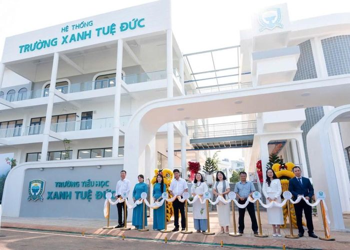 Các đại biểu cắt băng khánh thành Trường Tiểu học Xanh Tuệ Đức