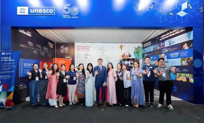 Trưởng Đại diện UNESCO tại Việt Nam Jonathan Wallace Baker tại gian hàng của UNESCO trong khuôn khổ hoạt động tại Lễ hội Văn hoá thế giới lần thứ hai tại Hà Nội