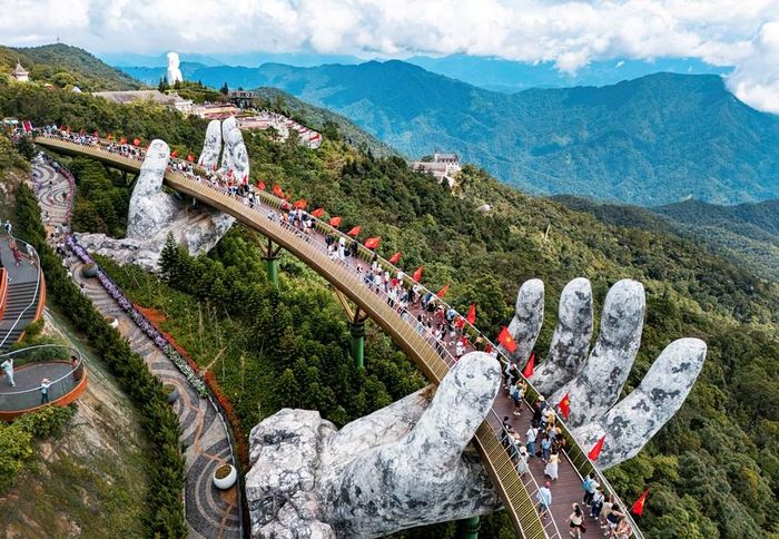 Cầu Vàng trên đỉnh Bà Nà Hills thu hút du khách tham quan