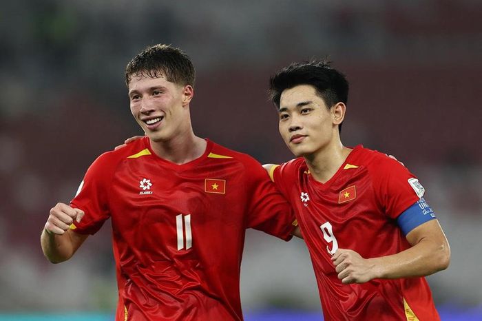 Williams Minh Hoàng ăn mừng bàn thắng đầu tiên cho đội tuyển Việt Nam cùng Đình Bắc