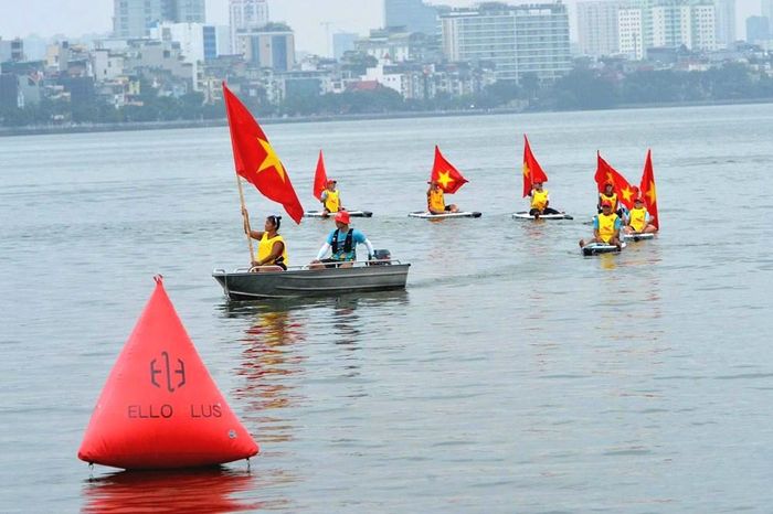 Cờ đỏ sao vàng trên ván SUP trong màn diễu hành