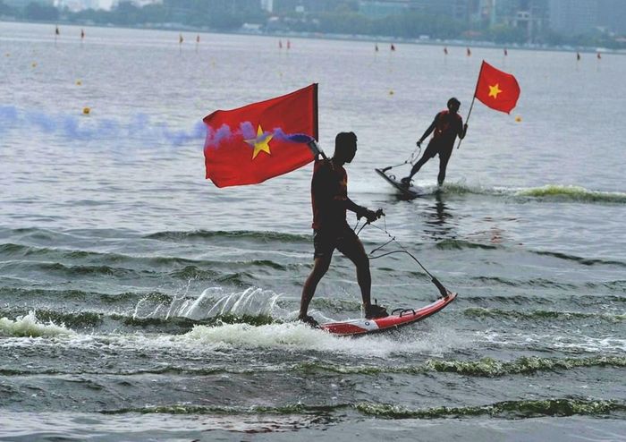 Màn biểu diễn tốc độ cao làm khuấy động một vùng nước