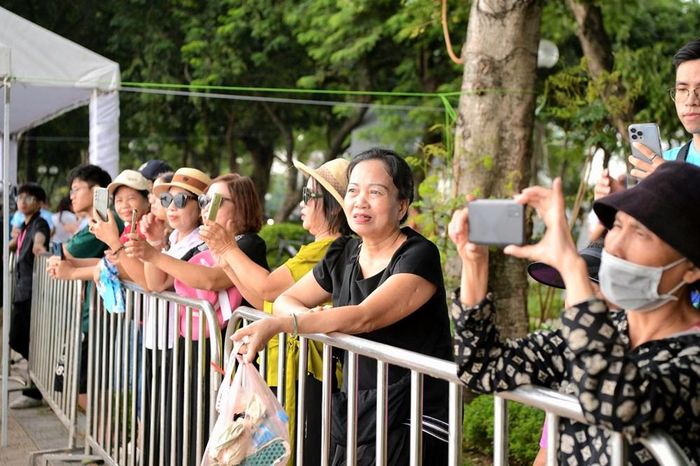 Đông đảo người dân đến xem và cổ vũ cho các đội đua