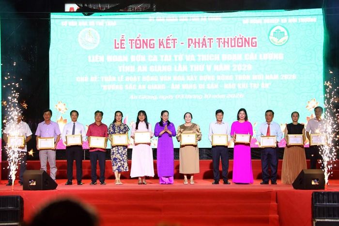 Bà Nguyễn Diệp Mai, Phó Giám đốc Sở Văn hóa và Thể thao tỉnh An Giang trao giải "Chương trình" cho các đơn vị