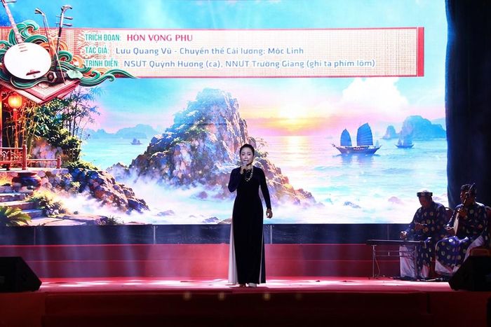 Nghệ sĩ ưu tú Quỳnh Hương cùng dàn đờn của đơn vị cụm An Châu biểu diễn trích đoạn cải lương "Hòn vọng phu"