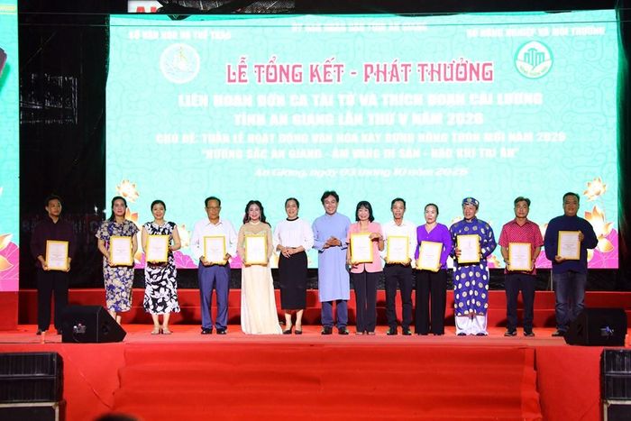 Đại diện Ban tổ chức và Ban giám khảo trao giải A "Tiết mục" cho các đơn vị