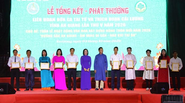 Đại diện Ban tổ chức và Ban giám khảo trao giải "Chuyên đề" cho các cá nhân và tập thể
