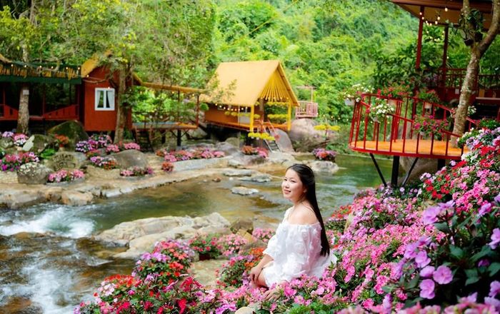 Những góc nghỉ bên suối giúp du khách tận hưởng trọn vẹn không khí thiên nhiên