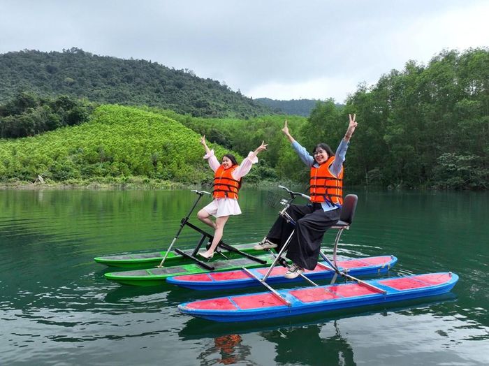 Du khách trải nghiệm các hoạt động vui chơi, khám phá thiên nhiên tại Suối Chí