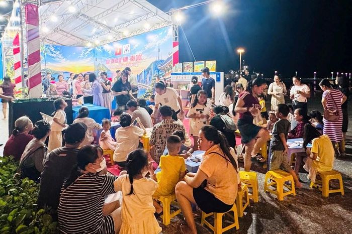 Rất đông trẻ em đến tham gia các hoạt động tại gian hàng Thư viện tỉnh An Giang