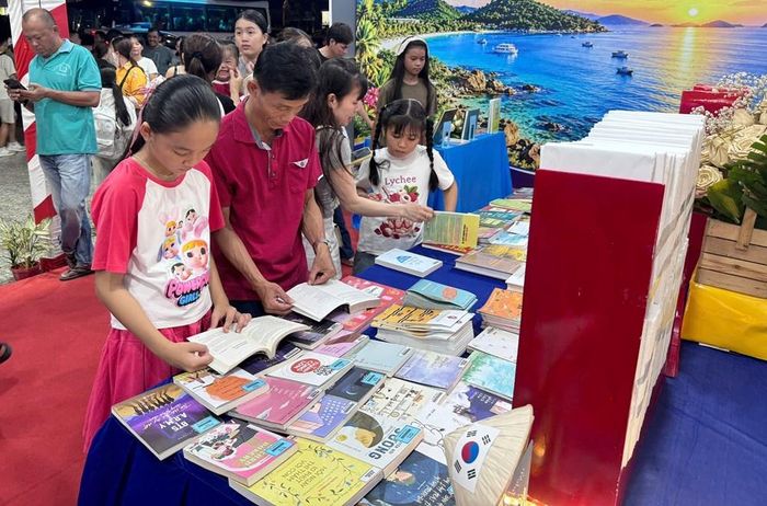 Người dân và du khách đến tìm hiểu sách tại gian hàng của Thư viện tỉnh An Giang