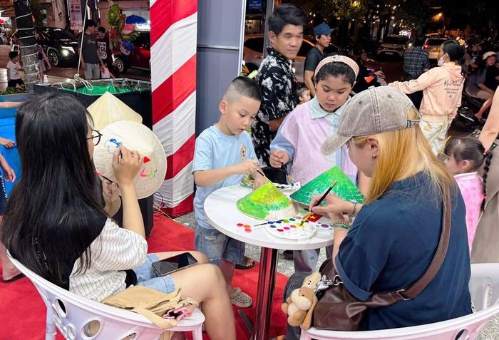 Nhiều bạn trẻ được thể hiện hội họa trên nón lá Việt Nam