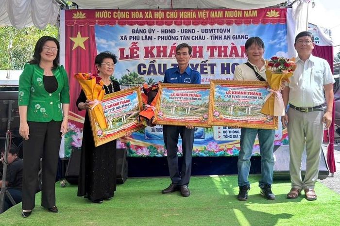 Ban Tổ chức trao hoa và quà tri ân các mạnh thường quân đồng hành xây dựng cầu Tuyết Hoa