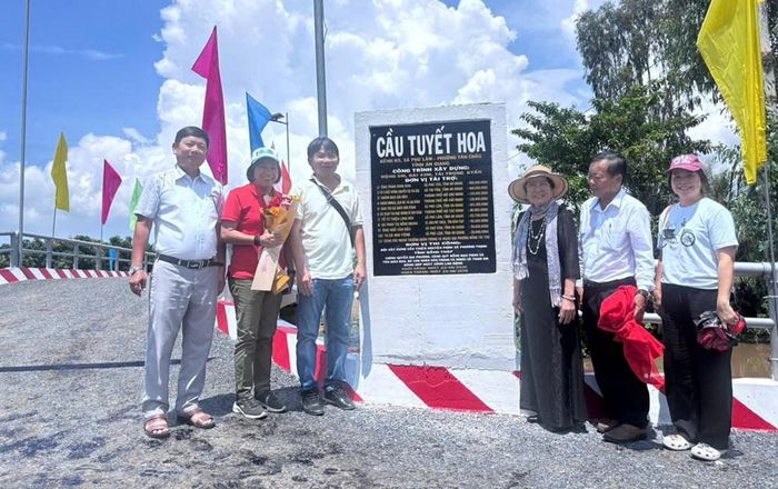 Cầu Tuyết Hoa được gắn bảng ghi nhận sự đóng góp của các mạnh thường quân