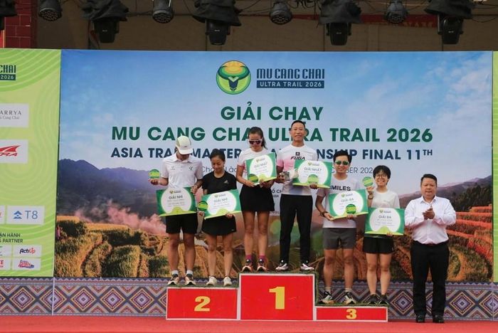 Phó Bí thư Thường trực Đảng ủy xã Mù Cang Chải Nguyễn Cảnh Minh trao giải cho các vận động viên đạt thành tích cao ở cự ly 100km