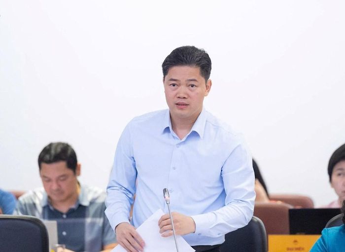 Thứ trưởng Thường trực Bộ Y tế Vũ Mạnh Hà trình bày Tờ trình tóm tắt dự án Luật. Ảnh: Quốc hội