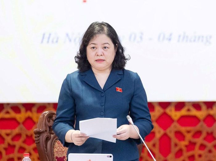 Phó Chủ nhiệm Ủy ban Văn hóa và Xã hội Lò Thị Việt Hà trình bày dự thảo Báo cáo thẩm tra tóm tắt dự án Luật. Ảnh: Quốc hội