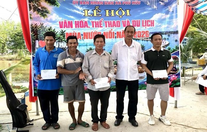 Trao giải trò chơi gánh nước đổ vào phuy cho các đơn vị đạt thành tích cao