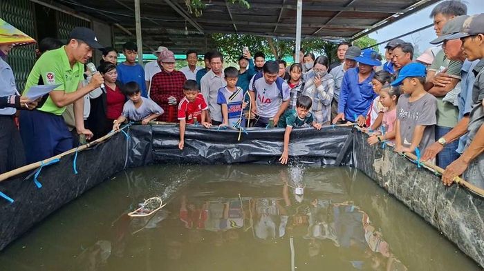 Màn tranh tài đua thuyền tự chế, động cơ dây thun của các đội.