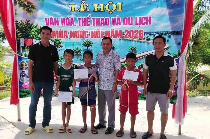Trao giải trò chơi đua thuyền tự chế, động cơ dây thun cho các đội đạt thành tích cao