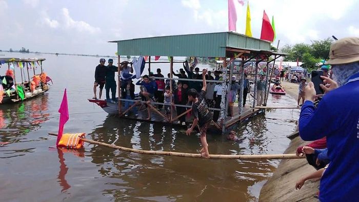 Người dân trải nghiệm trò chơi đi cầu khỉ