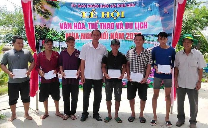 Trao giải trò chơi gánh rơm vượt chướng ngại vật cho các vận động viên đạt thành tích cao