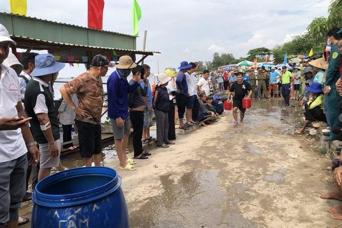 Đông đảo người dân địa phương và du khách đến xem, cổ vũ trò chơi gánh nước đổ vào phuy