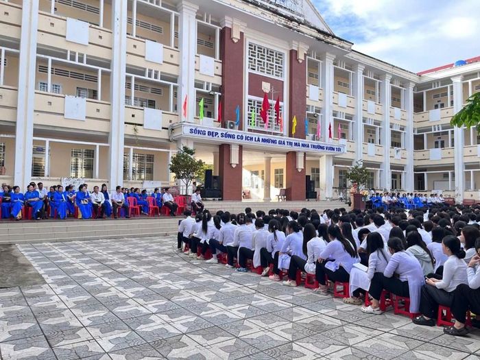Trường THPT Cà Mau thông tin đường dây nóng nhằm kịp thời giải quyết những vướng mắc, kiến nghị của phụ huynh, học sinh