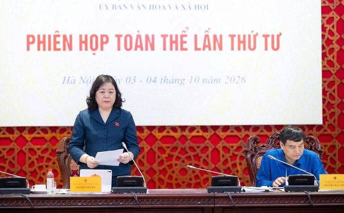 Phó Chủ nhiệm Ủy ban Văn hóa và Xã hội Lò Thị Việt Hà trình bày báo cáo thẩm tra. Ảnh: Quốc hội