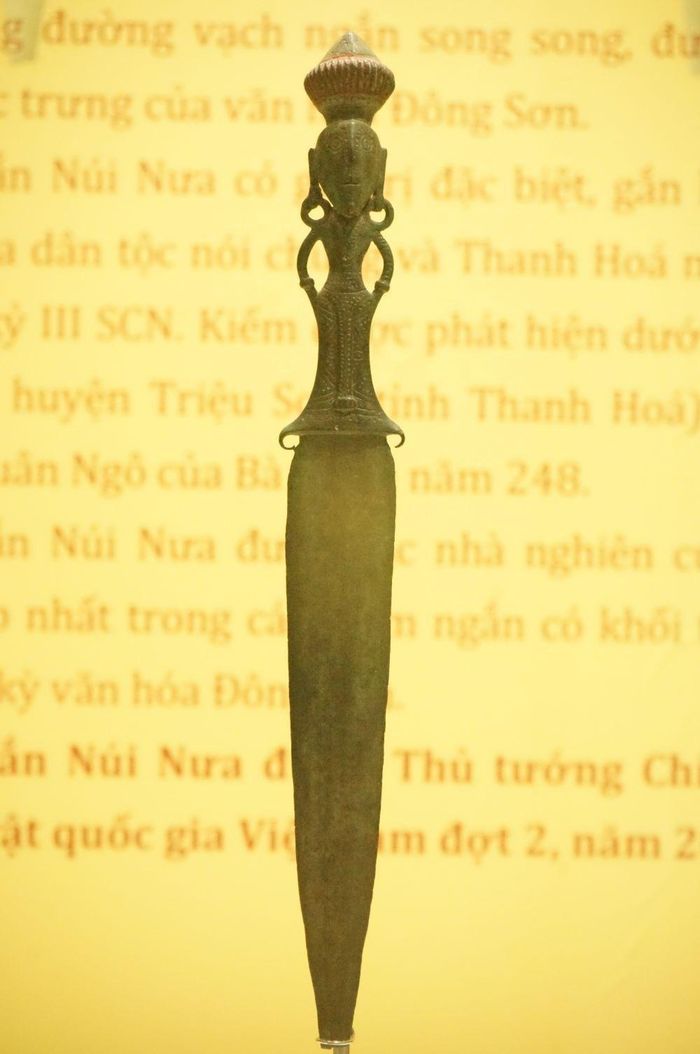Kiếm ngắn núi Nưa với chuôi kiếm tạo hình người, hiện vật độc bản thời kỳ Văn hóa Đông Sơn
