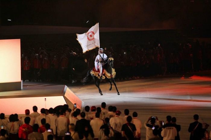 Phần giới thiệu kết thúc với cảnh VĐV đua ngựa Jassim Al Kuwari của Qatar cưỡi ngựa tiến vào lễ đài và nhận lá cờ ASIAD