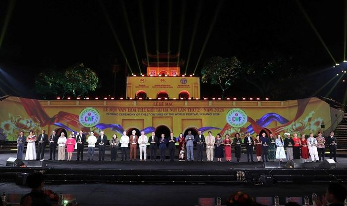 Phó Chủ tịch Quốc hội Nguyễn Thị Thanh, Phó Bí thư chuyên trách Đảng ủy Mặt trận Tổ quốc, các đoàn thể Trung ương Phạm Tất Thắng trao Kỷ niệm chương của Lễ hội tới các đoàn quốc tế