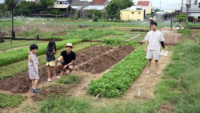 Bố Phương Nam và Đậu an ủi Nguyên Ốc khi thấy em sợ giun