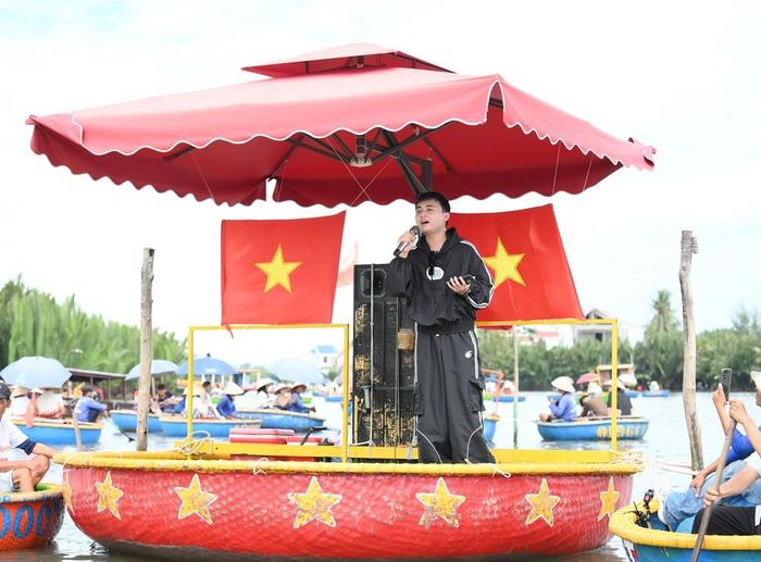 Huy R thực hiện thử thách biểu diễn trên thuyền thúng