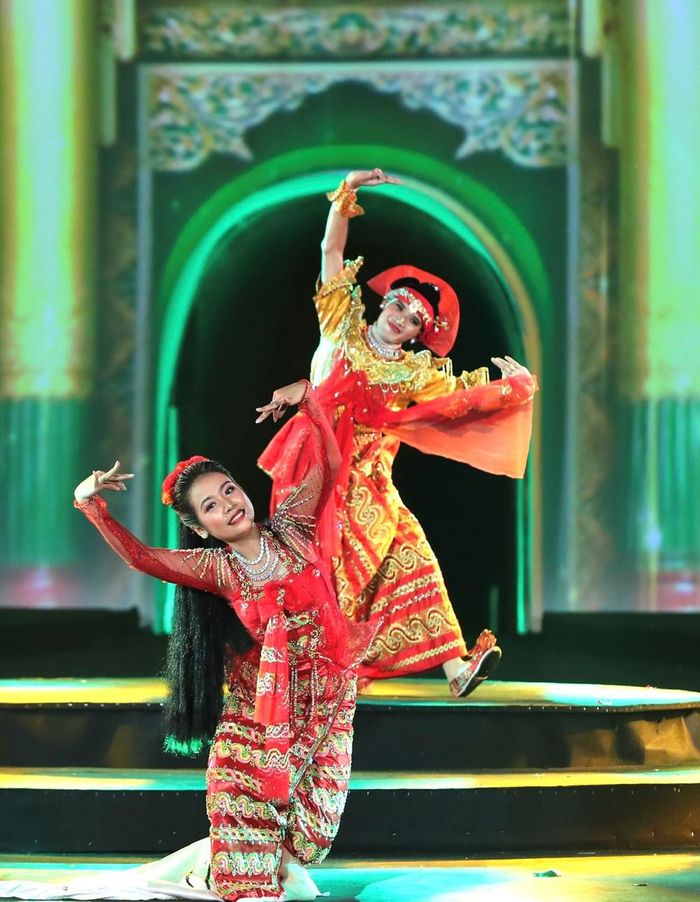 Tiết mục "Governor of Pakhan in Making Merry" của Đoàn nghệ thuật Myanmar