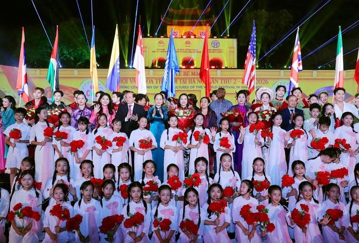 Phó Chủ tịch Quốc hội Nguyễn Thị Thanh, Bộ trưởng Bộ VHTTDL Lâm Thị Phương Thanh và các đại biểu chụp ảnh lưu niệm tại Lễ bế mạc